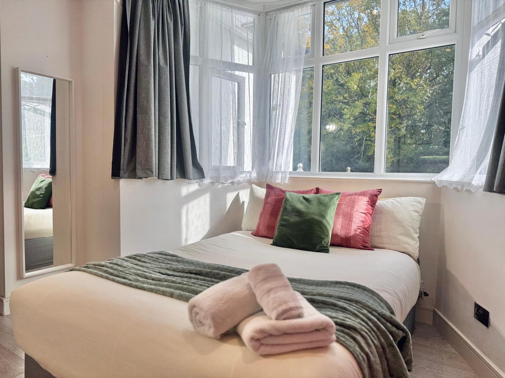 En-Suites With Free Parking 30Min To Central London Exterior foto